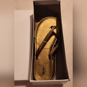 NWT! Mossimo Gold Flip-Flops